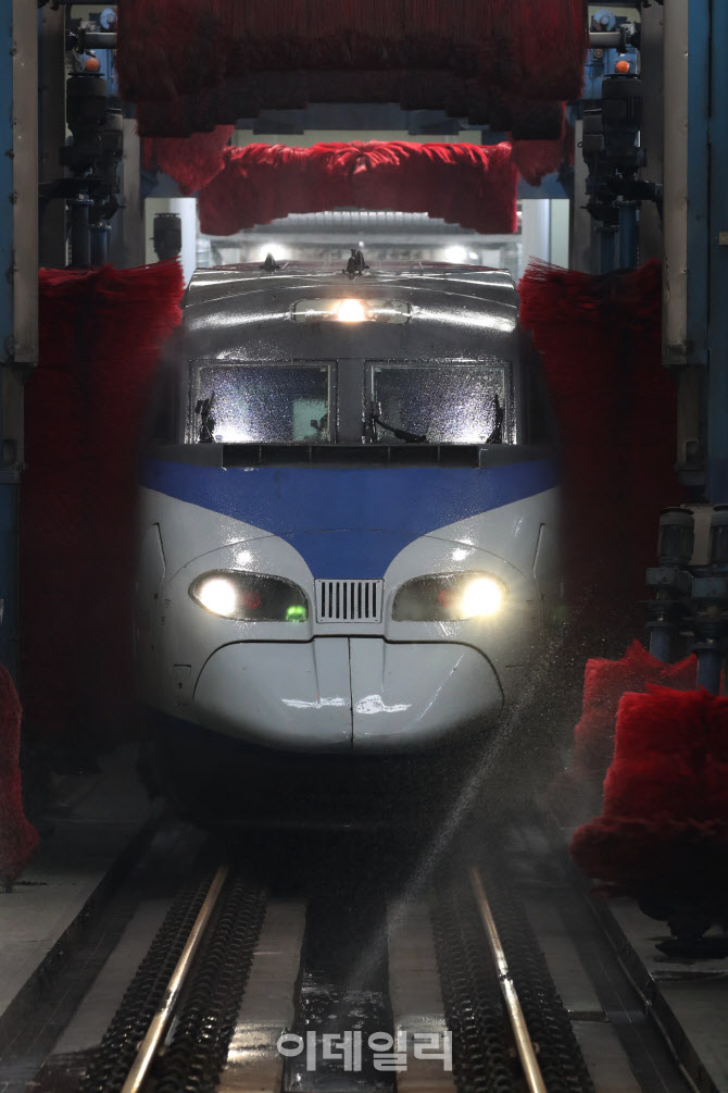 [포토]KTX 자동세척고 통과