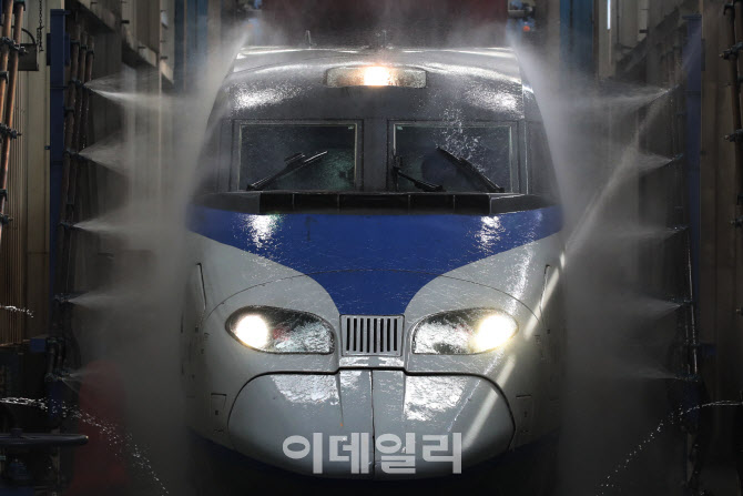 [포토]깔끔하게 씻는 KTX