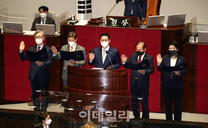 [포토]의원 선서하는 최재형-김학용-정우택-임병헌-조은희