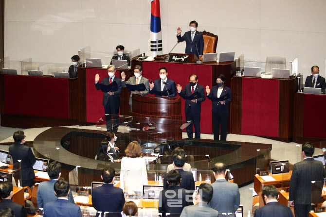 [포토]최재형-김학용-정우택-임병헌-조은희, '의원 선서'