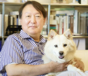 ‘토리아빠’ 윤석열, 취임 기념 우표에 토리도 함께?