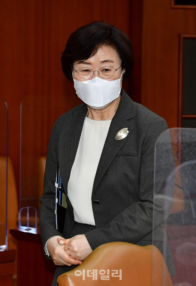 [포토]임시국무회의 참석하는 정영애 여가부 장관