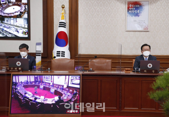 [포토]임시 국무회의 시작 기다리는 김부겸 총리-전해철 장관