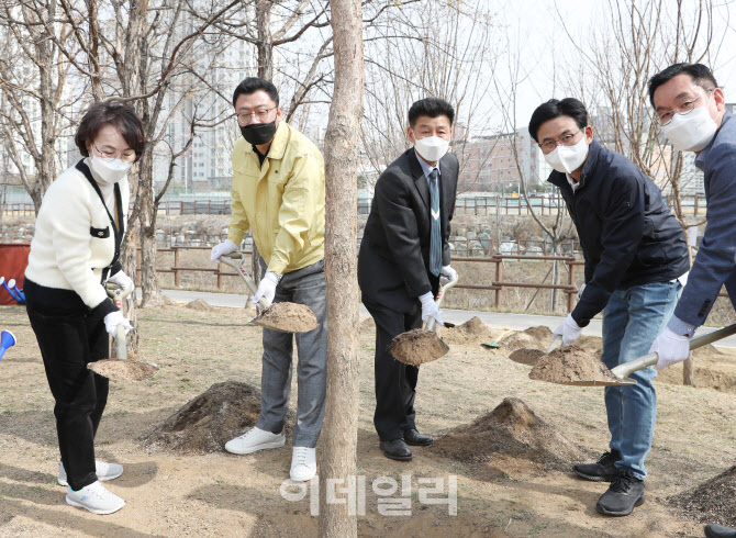 [포토] 송파둘레길 나무심는 박성수 송파구청장