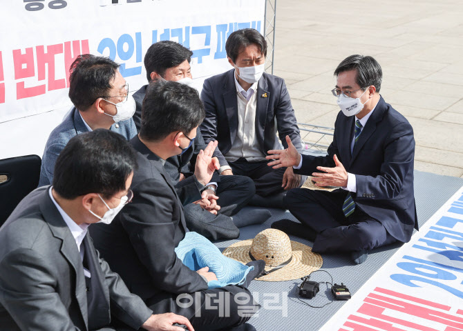 [포토]'민주당 농성장 방문한 김동연'