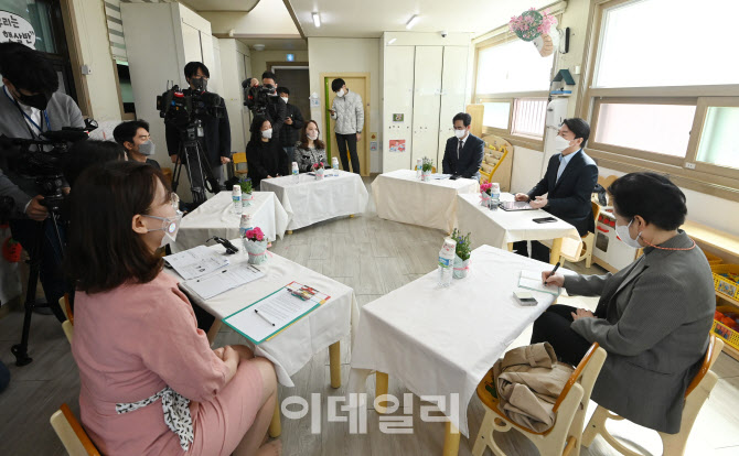 [포토]안철수 위원장, 유아용 투명마스크 활용 현장 간담회