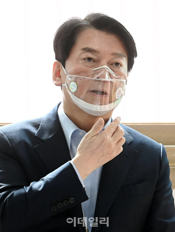 [포토]투명 마스크 사용해보는 안철수 인수위원장