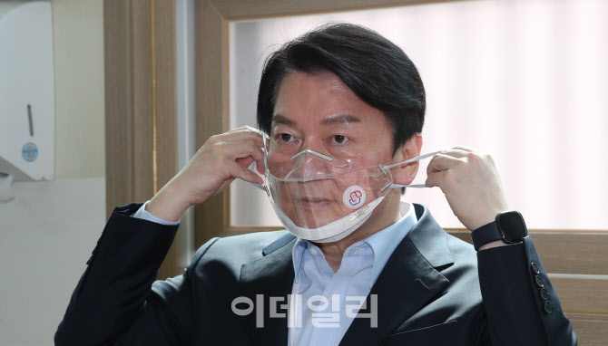 [포토]투명 마스크 사용해보는 안철수 위원장