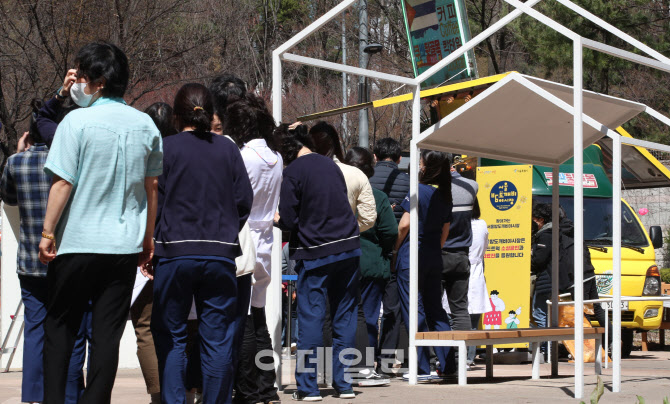 [포토]밤도깨비야시장을 기다리는 의료진