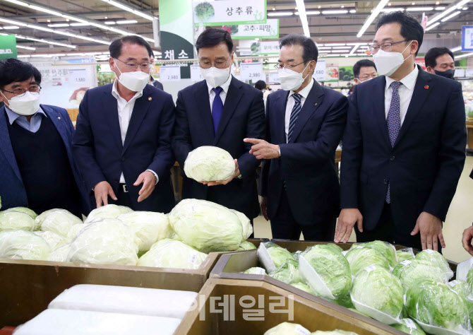 [포토] 소비자 물가 점검하는 이성희 농협회장