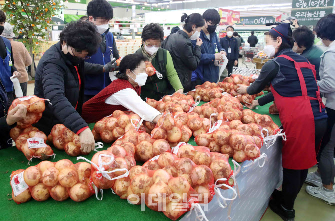 [포토] 양파 구매하는 소비자들