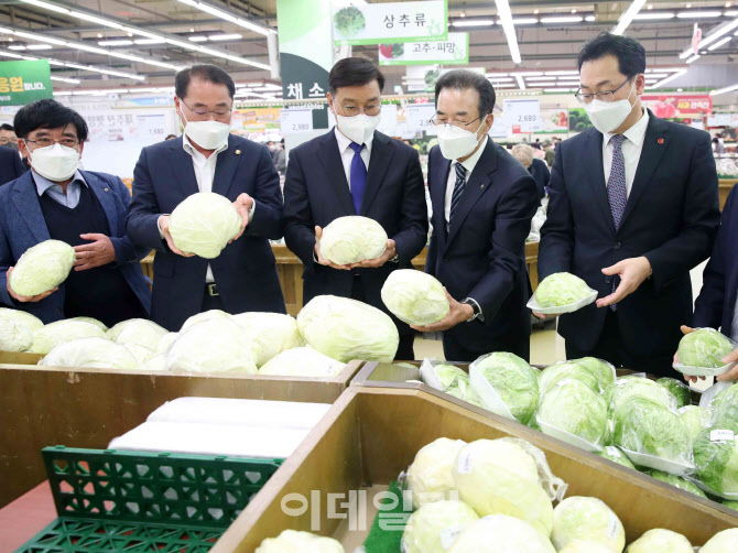 [포토] 물가점검하는 이성희 농협회장과 위성곤 의원