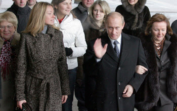 베일에 싸인 푸틴의 두 딸…제재 대상이 된 이유는?
