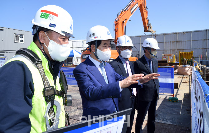 [포토]민락국민체육센터 건립 상황 점검하는 안병용 의정부시장