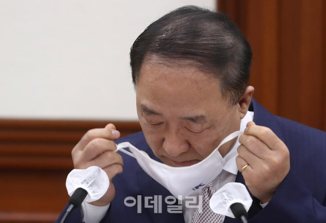 [포토] 마스크 벗는 홍남기 부총리