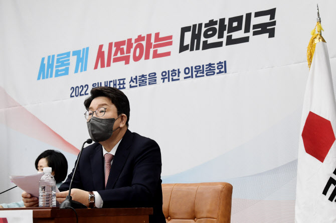 국힘 새 원내대표, '윤핵관' 권성동 선출…"어깨 무거워"(종합)