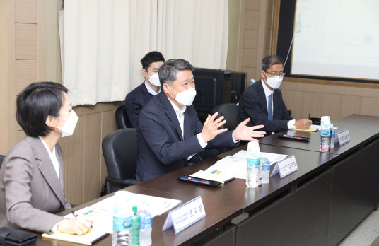 김학도 이사장, `매출채권 팩토링` 1호 상생기업 찾아