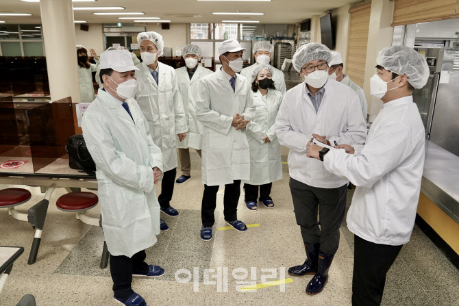 학교 조리인력 절반 확진되면 급식→빵·우유 대체