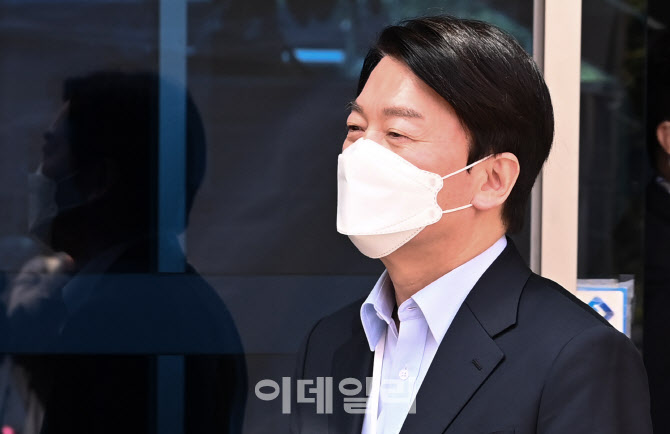 [포토]점심식사 위해 인수위 나서는 안철수
