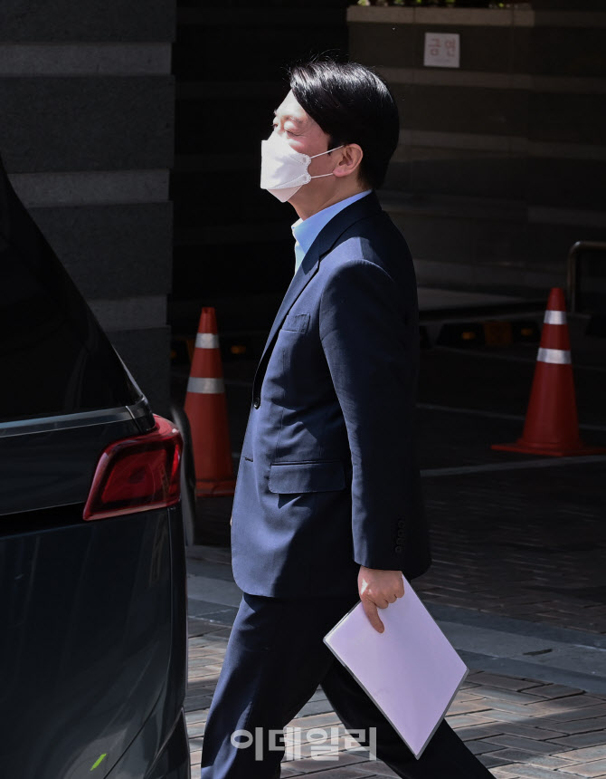 [포토]점심식사 위해 인수위 나서는 안철수 위원장
