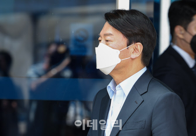 [포토]점심식사 위해 통의동 인수위 나서는 안철수