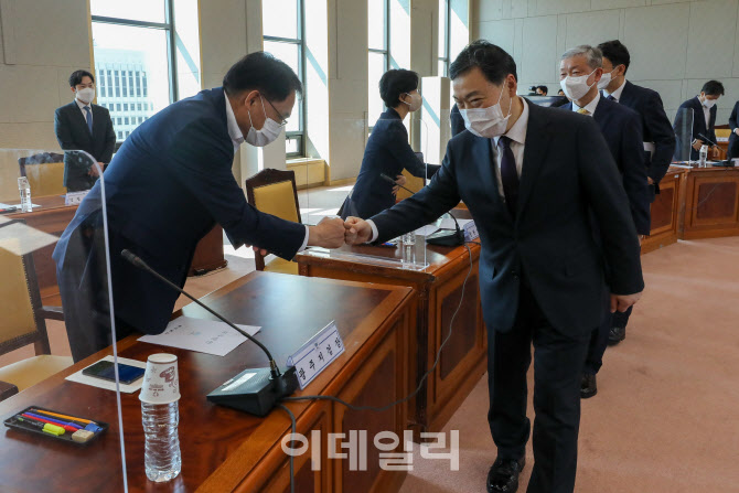 [포토]박찬호 광주지검장과 주먹인사 나누는 김오수 검찰총장