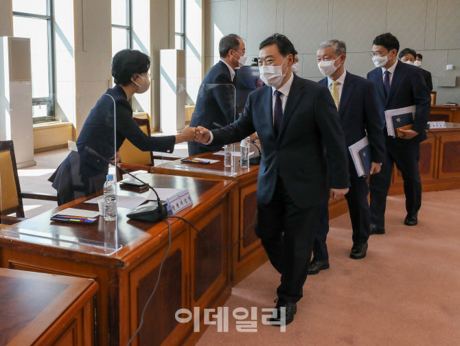 [포토]노정연 창원지검장과 주먹인사 나누는 김오수 검찰총장