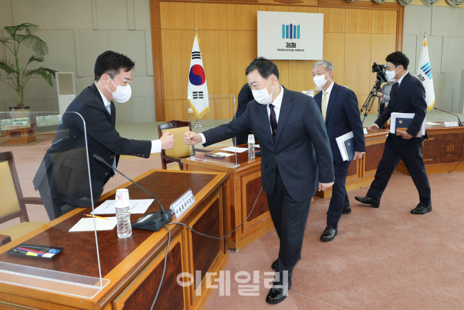 [포토]심우정 서울동부지검장과 인사 나누는 김오수 검찰총장