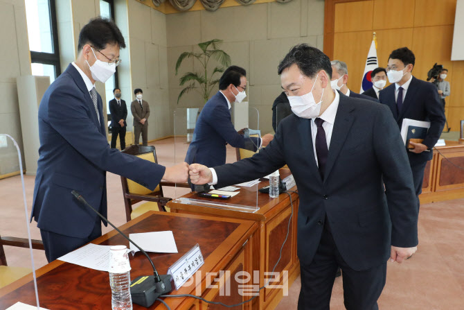 [포토]배용원 서울북부지검장과 인사 나누는 김오수 검찰총장
