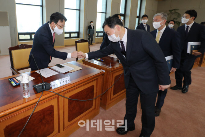 [포토]최경규 의정부지검장과 인사 나누는 김오수 검찰총장