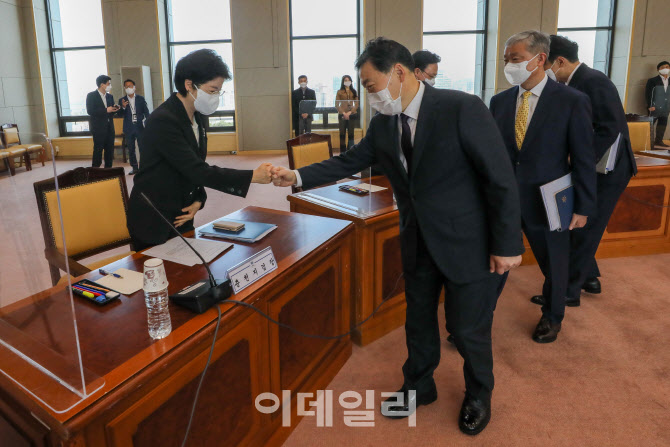 [포토]고경순 춘천지검장과 인사 나누는 김오수 검찰총장