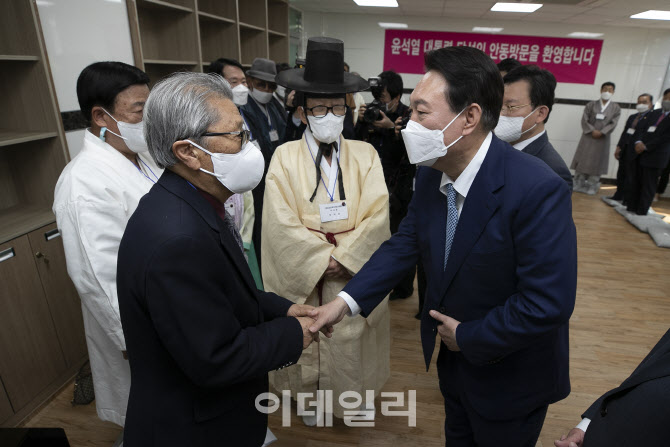 [포토]안동유림들가 인사 나누는 윤석열 당선인