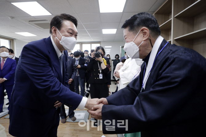 [포토]파평윤씨 종친회 회장과 인사 나누는 윤석열 당선인