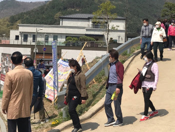 "손만 흔들어줘도 난리일낀데"…朴사저 앞 여전히 북적[르포]