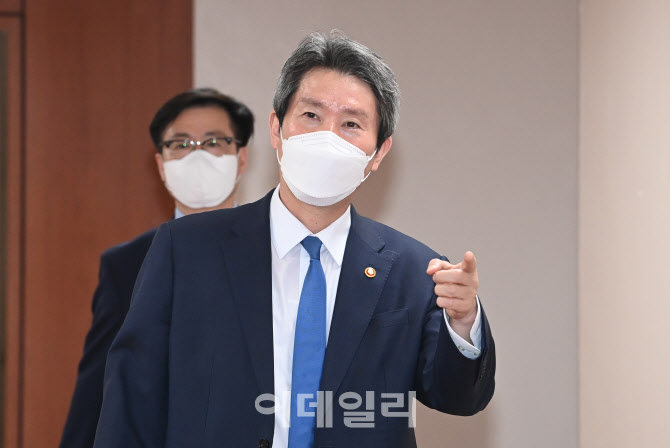 [포토]이인영 통일부 장관, 국무회의 참석