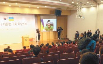 "부디 도움을"…텅 빈 국회에 울려퍼진 젤렌스키의 메아리