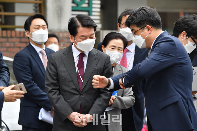 [포토]신변보호 긴급 연락용 스마트워치 시연 설명듣는 안철수 인수위원장