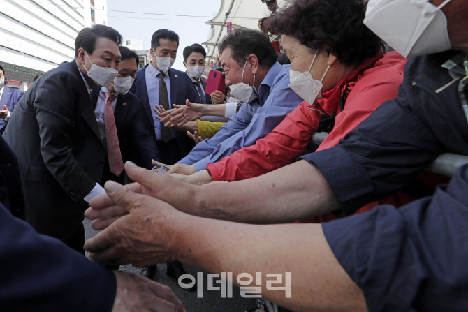 [포토]대구시민들 환영받는 윤석열 대통령 당선인