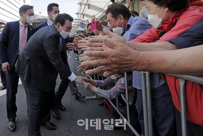 [포토]대구시민들 환영받는 윤석열 당선인