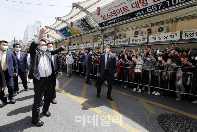 [포토]대구 서문시장 찾은 윤석열 대통령 당선인