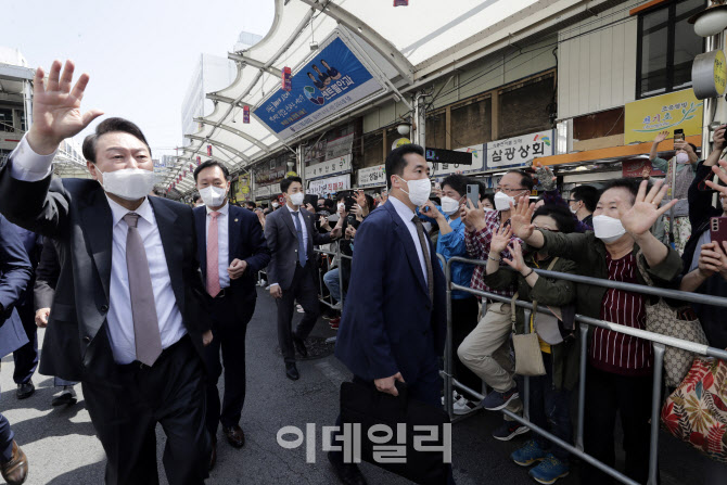 [포토]윤석열 대통령 당선인, 대구 서문시장 찾아