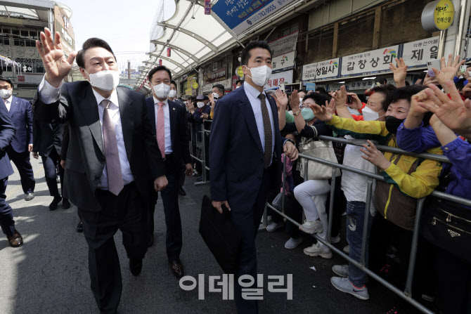 [포토]대구시민들 환호받는 윤석열 대통령 당선인