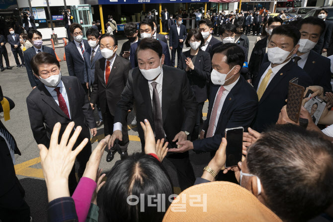 [포토]대구시민들과 인사나누는 윤석열 대통령 당선인