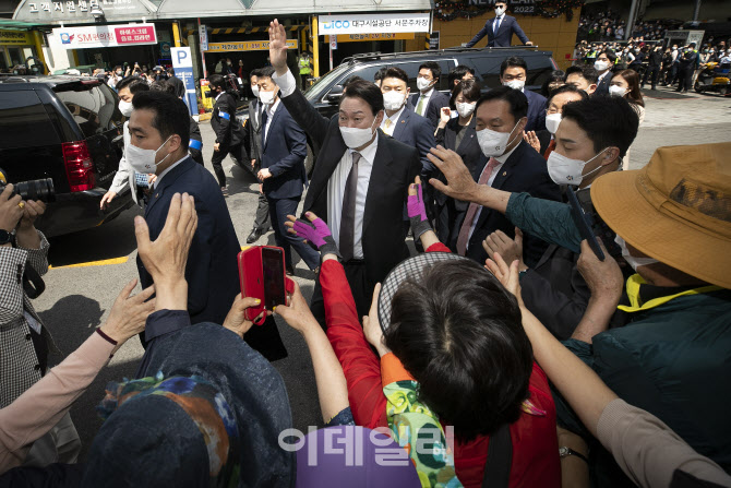 [포토]대구시민들에게 인사하는 윤석열 당선인