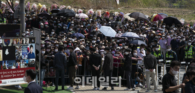 [포토]박 전 대통령 사저 앞에 몰린 인파