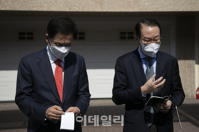 [포토]윤석열 당선인-박근혜 전 대통령 만남 이야기 하는 권영세-유영하