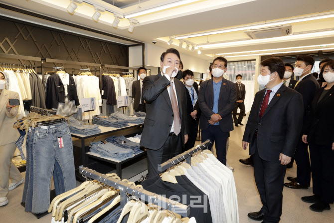 [포토]상인들 어려움 청취하는 윤석열 당선인