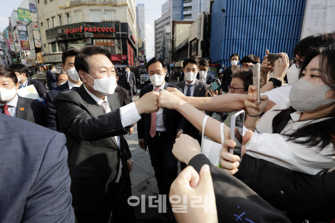 [포토]환영나온 대구시민들과 인사 나누는 윤석열 당선인