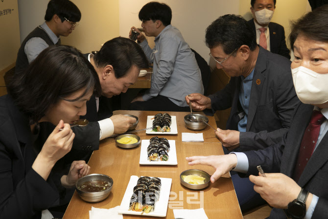 [포토]분식집 찾은 윤석열 당선인