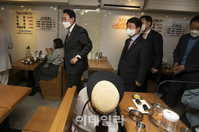 [포토]대구 동성로 분식집 찾은 윤석열 당선인